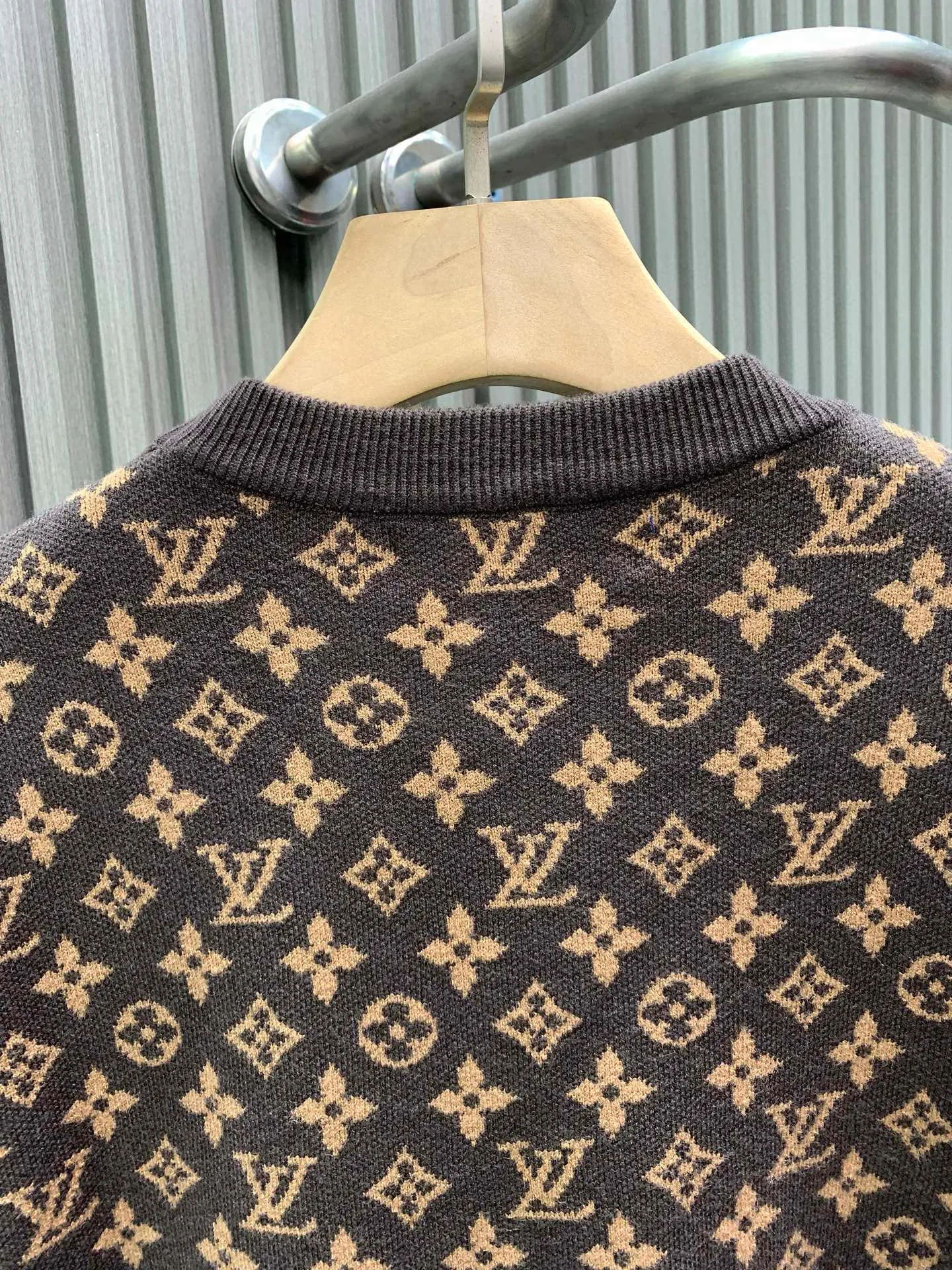 🅿️480 🀄️ Louis Vuitton 𝗟𝗢𝗨𝗜𝗦 𝗩𝗨𝗜𝗧𝗧𝗢𝗡 𝗠𝗢𝗡𝗢𝗚𝗥𝗔𝗠 embroidered sheep wool crew neck shirt The material, color and embroidery of Wang Zha's show are all about difficulty. What we made can definitely be compared with ZP. It is 100% refined imitation sheep wool. It feels soft and skin-friendly. It does not shrink and can be machine washed and anti-pilling. Two-color sesame dot craft. The most difficult part is the wool yarn embroidery craft. The yarn was customized for more than a month. The whole body embroidery required laser positioning. The single piece was embroidered in counter-position splicing. Each pattern was drawn and adjusted several times, and the entire pattern was symmetrical. It really takes ingenuity to pick out these details. The brown shooting light is warm brown in real life. It is unparalleled. You must buy it~👍
